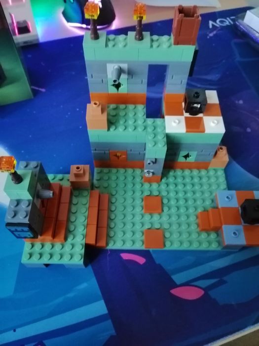 Lego Minecraft Set 21271 + Cadou