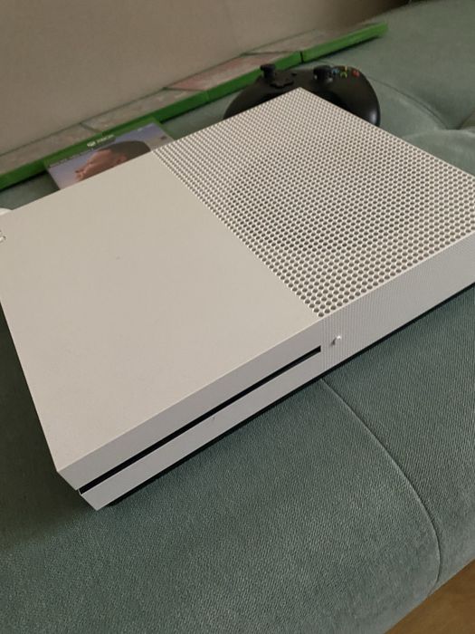 Xbox one S alb+2 manete+6 jocuri