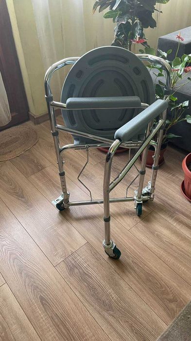 Инвалиден стол с гърне