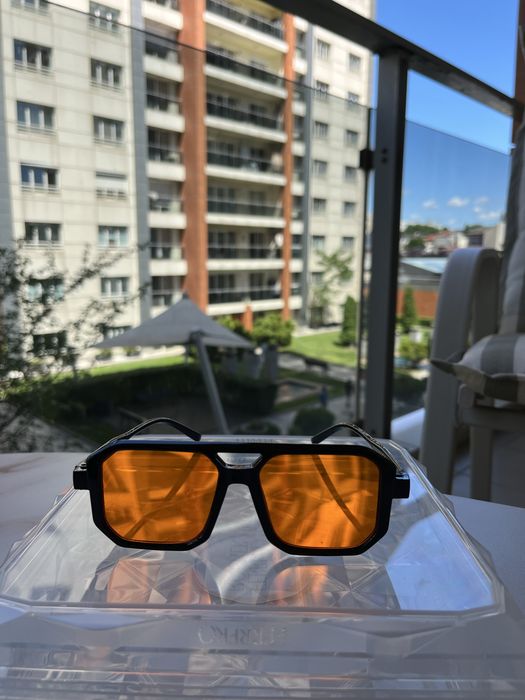 Ochelari de soare cu design modern și urban, cu ramă neagră și lentile verzi ,maro ,portolii si albastri