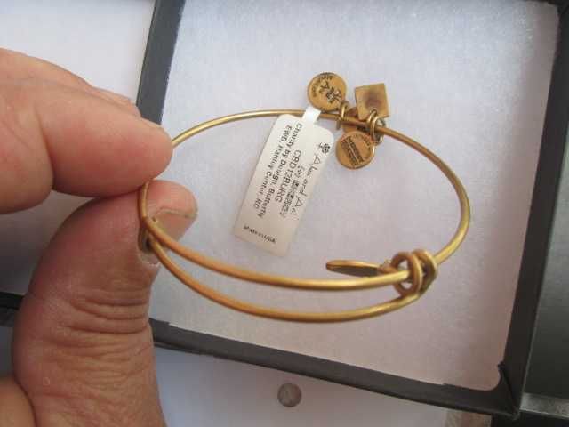 ALEX AND ANI нова, в кутия дамска гривна, произведена в САЩ.
