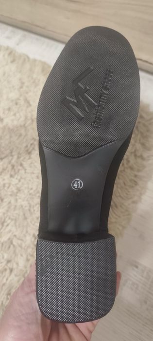 Дамски боти с камъчета на тока.