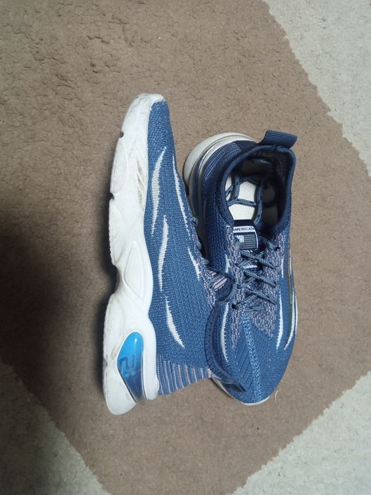 Продам детские кроссовки