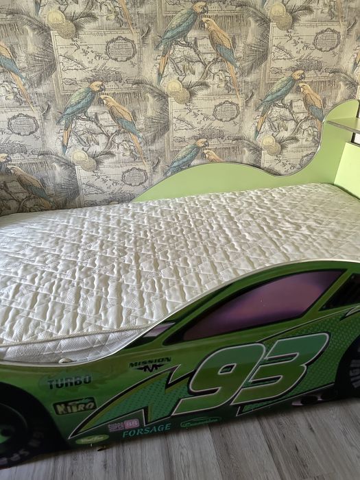 Детская кровать машинка