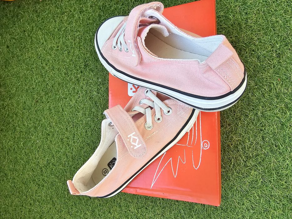 Продавам детски гуменки за момичета