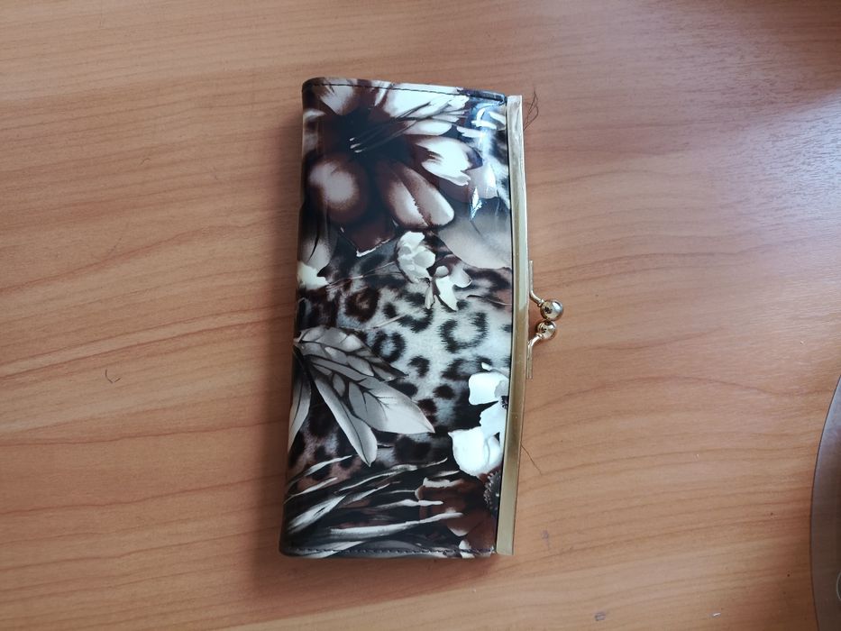 Продам кошелек недорого.