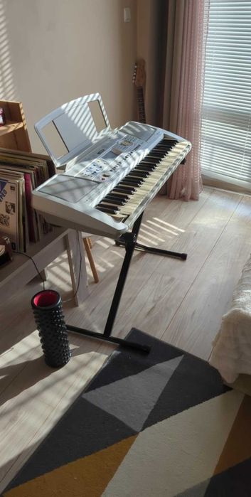 Синтезатор Yamaha PSR 290 с ДЕФЕКТ (с включена стойка)