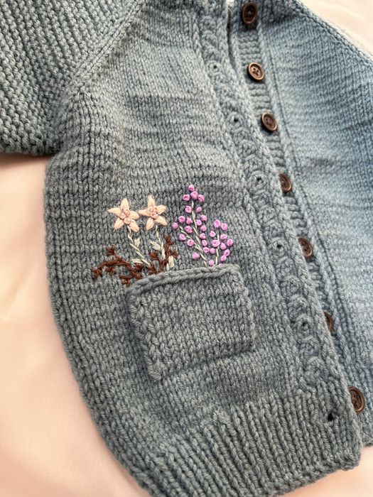 Вязаная детская кофточка с чепчиком