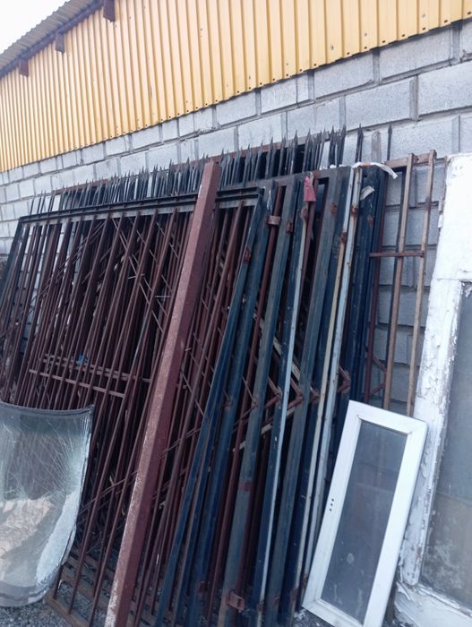 Продам стойки и забор готовый