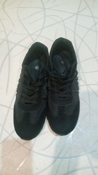 Продам мужские кроссовки