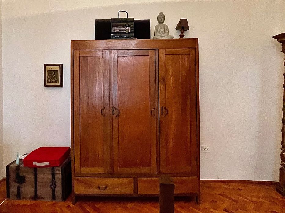 Dulap antic din lemn de cireș