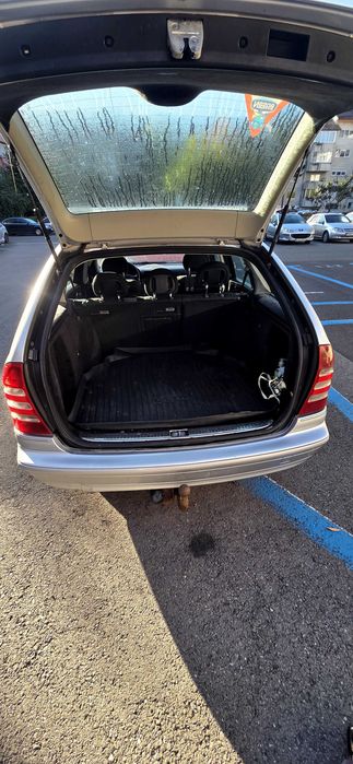 Vând Mercedes-Benz C 200 CDI Elegance, an 2005, diesel, 122 CP / 90 kW, 398.000 km.