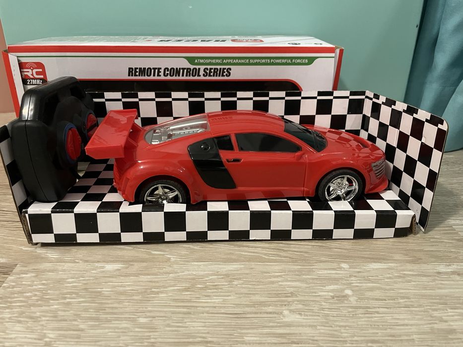 Нови червена и черна  количка с дистанционно