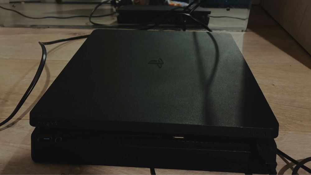 PS4 500 G slim + 2 controller