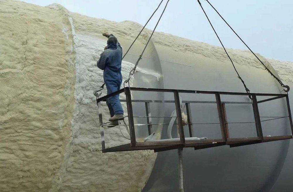 Tom va shiftlarni purkama penopoliuretan PPU bilan izolyatsiya qilish