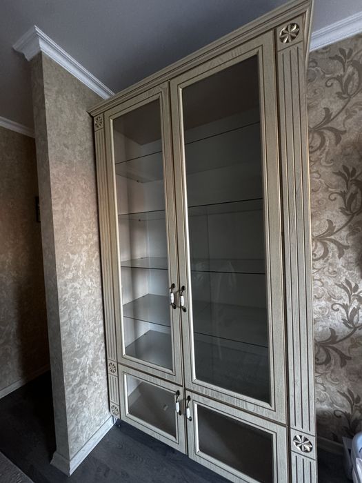 Шкаф витрина классика