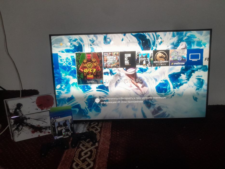PlayStation 4 + 2 джойстика + игры
