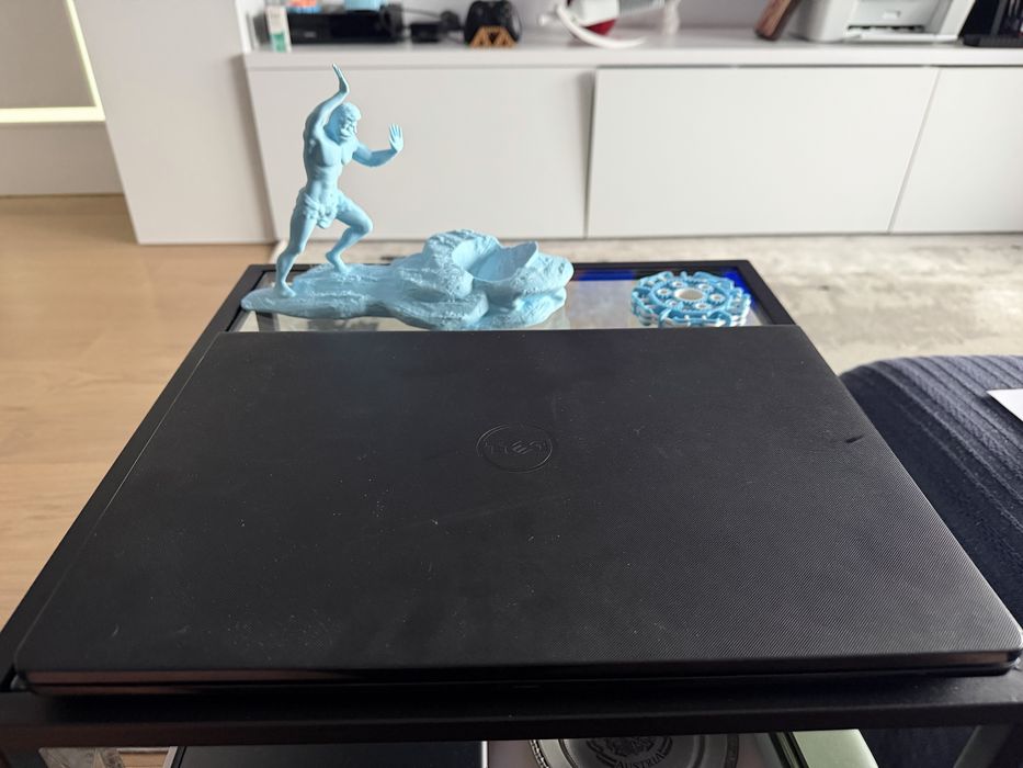 Vând laptop Dell Inspiron 15 (2017), funcțional, preț mic.