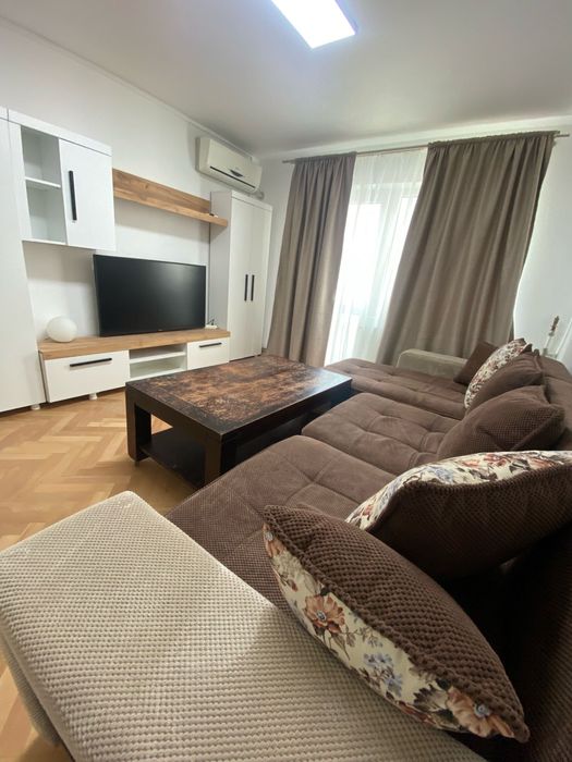 Regim hotelier, zona centrala, vis-a-vis de Merloni