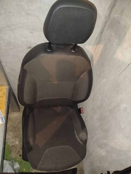Предни седалки citroen c3 2014 година.