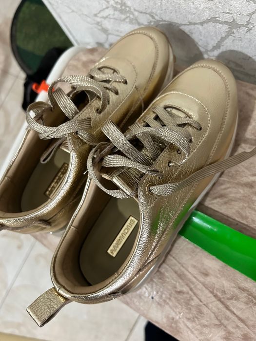 Продам кроссовки одевали один раз