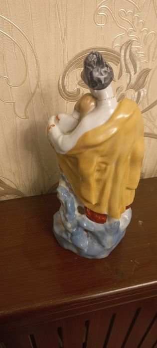 Srochno farforoviy statuetka sotiladi