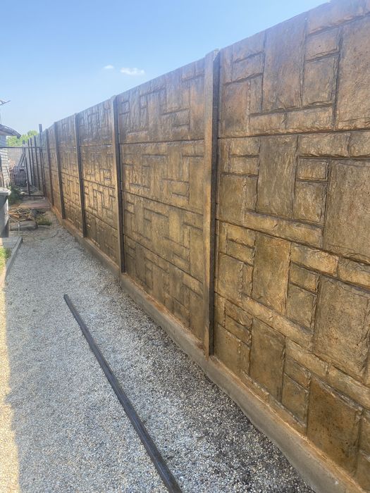 Garduri din placi si stalpi beton