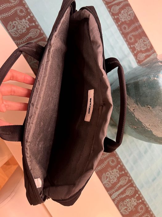 Geantă laptop INCASE, în stare ireproșabilă, ca nouă