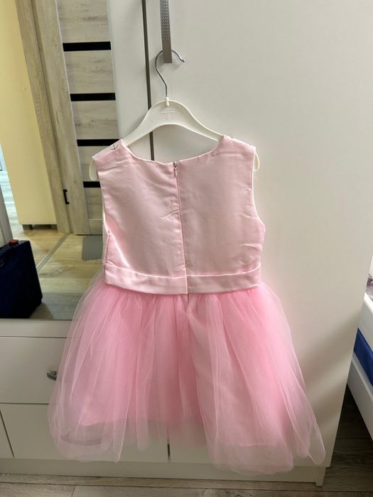 Продам нарядные платья для девочки