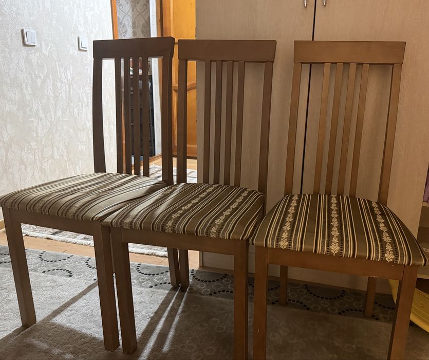 Продам 3 стула дерево.