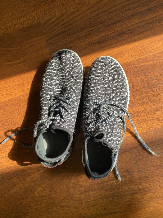 Adidasi pantofi tip Yeezy cu talpa alba