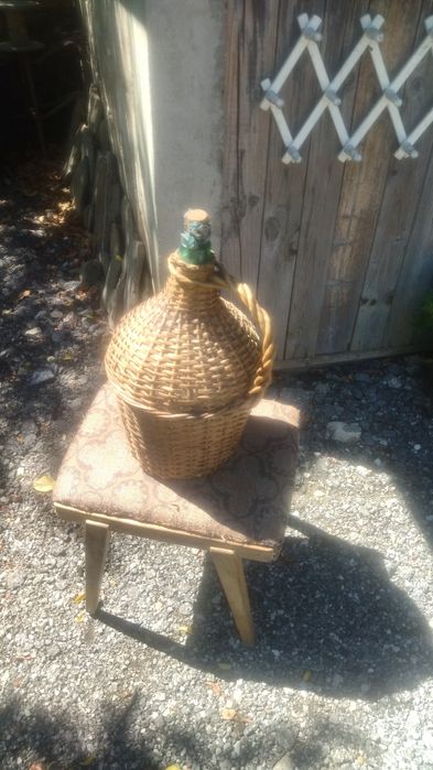 Стъклени дамаджами за вино и ракия.