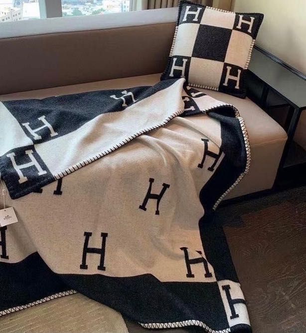 Hermes одеяло и възглавница