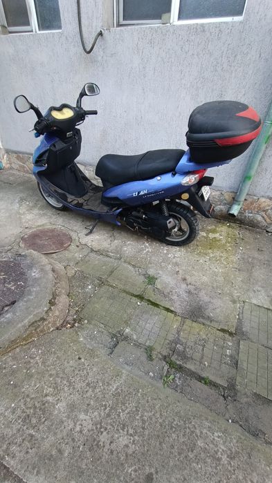Китайски скутер 80куб.води се 50куб. По документи.