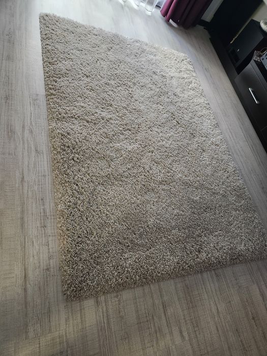 Vand 2 covoare alb/bej 140/200 fir mediu