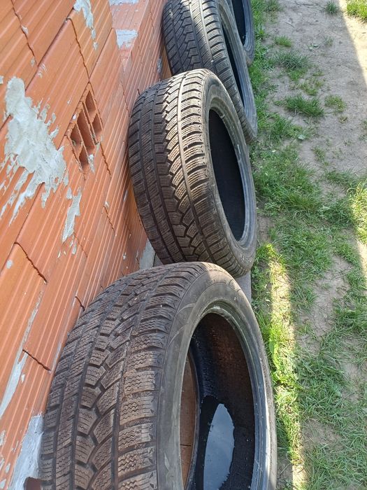Продават се 235/55 R18 зимни