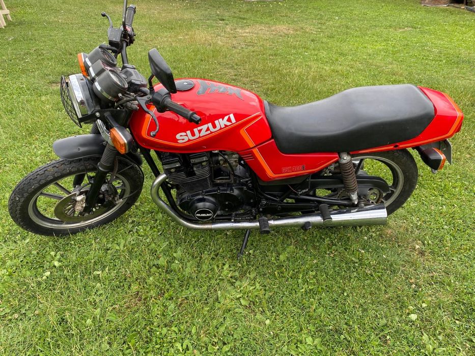 Suzuki GSX 400 E, an fabricație 1985, model clasic japonez, potrivit pentru restaurare, colecție sau proiect personal.