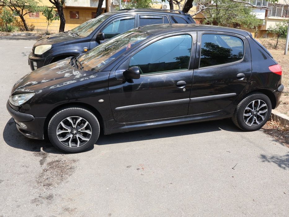 Продавам Пежо 206