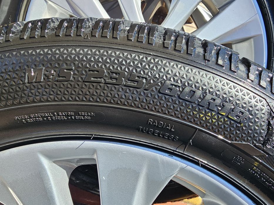 Зимние шины  Goodyear 235  60 R 18