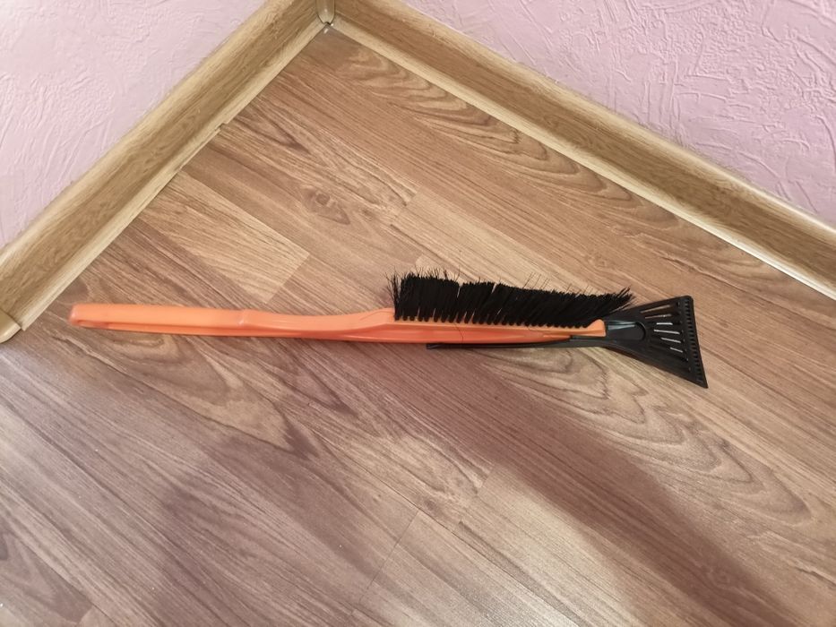 Продаю щётку-скребок для автомобиля.