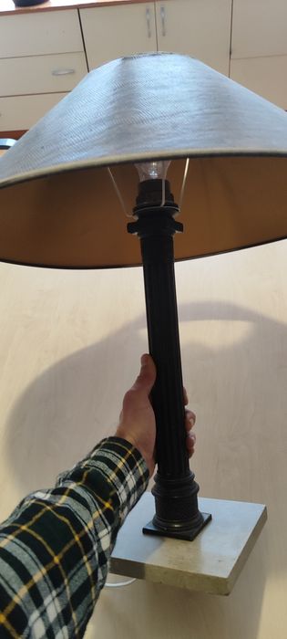 Ретро лампа с подставка от камък