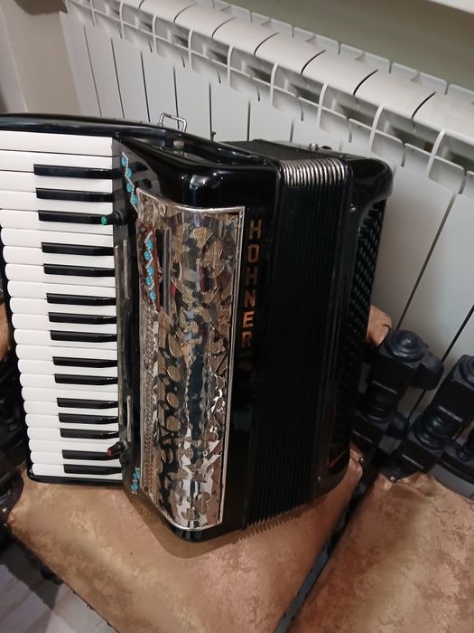 Vand acordeon hohner a avut midii pe el