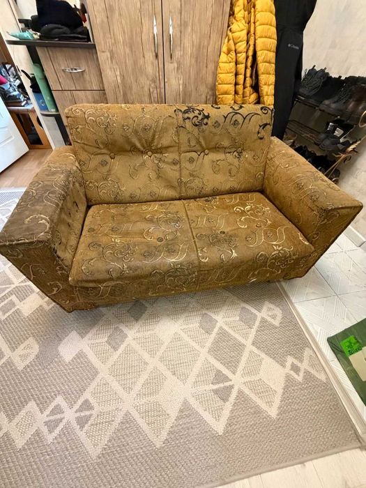 Двухместный диван