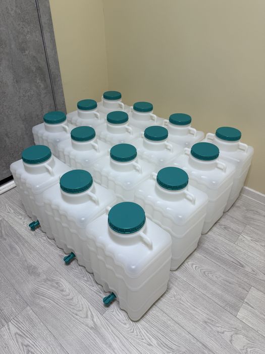 Пластиковая ёмкость с краном