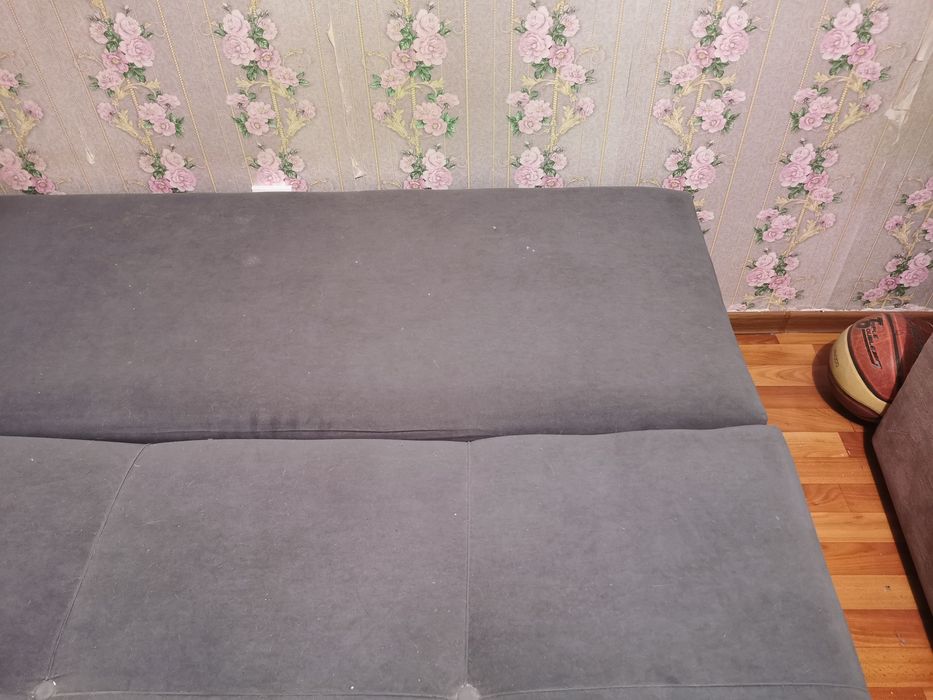 Продам диван.  синий в хорошем состоянии