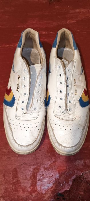 Adidași MApN din piele – albi, bandă laterală tricoloră – mărimea 28