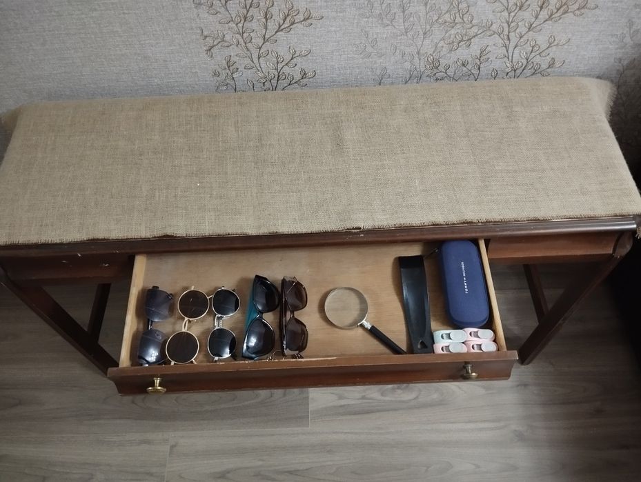 Столик из дерева