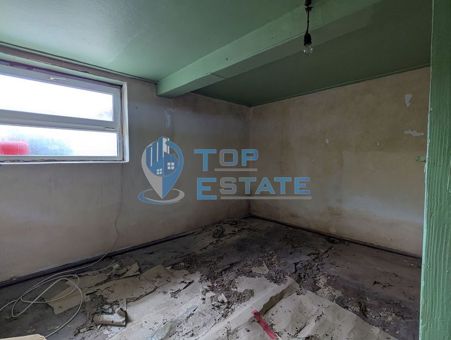 Тухлена къща с голям двор и кладенец в село Караисен, община Павликен