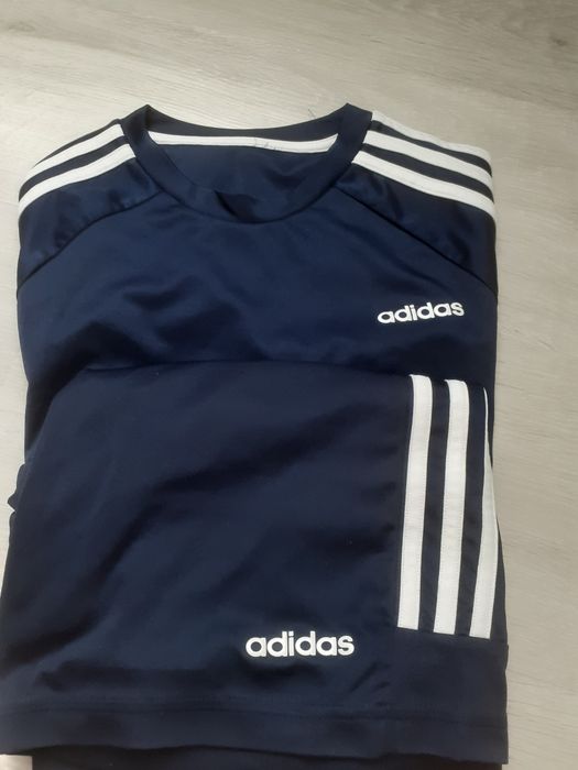Vând tricou și pantaloni scurti Adidas, bluza Joma