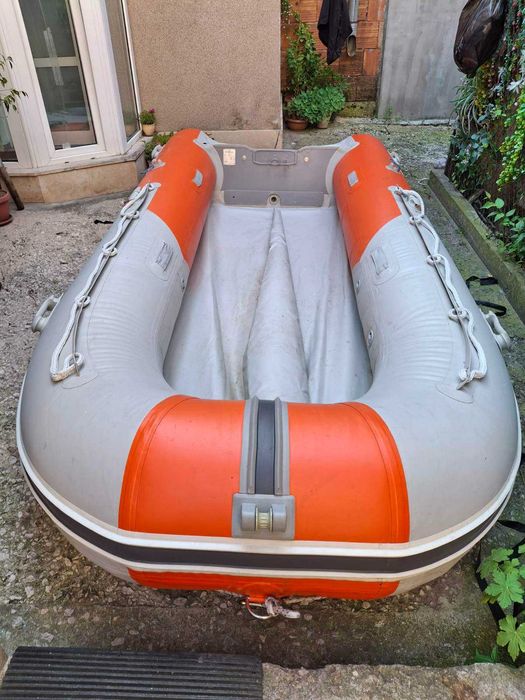 Надуваема лодка с твърдо дъно, двиг. Ямаха четиритактов 4 к.с. и сонар